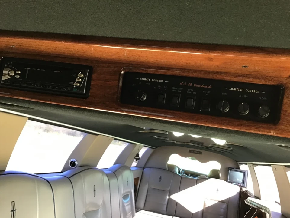 1999 Lincoln Town Car - Image 13 of 21