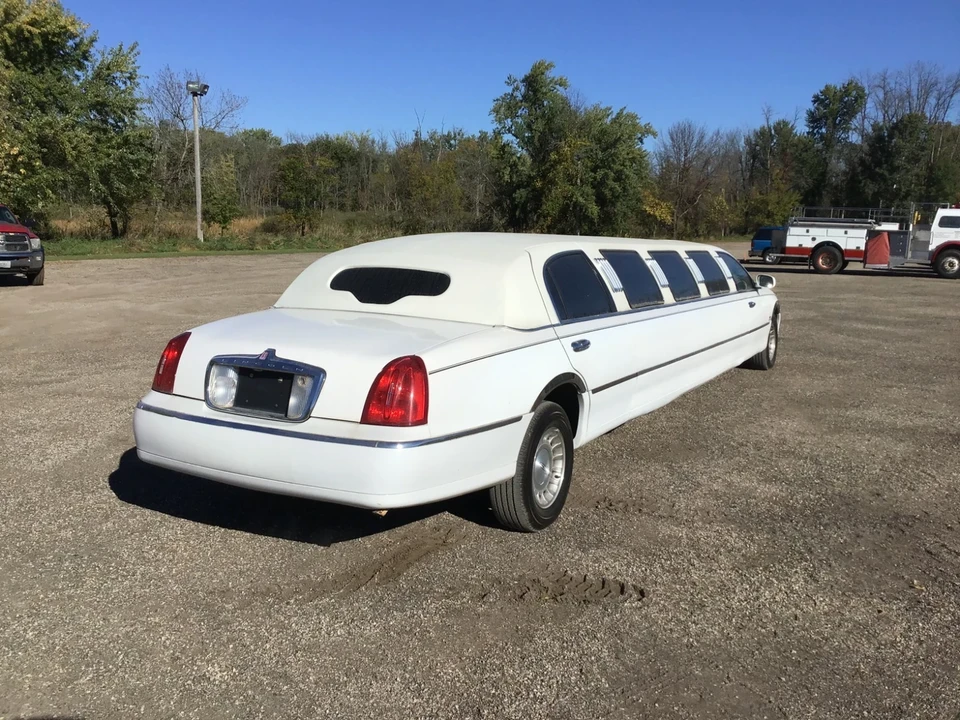 1999 Lincoln Town Car - Image 4 of 21
