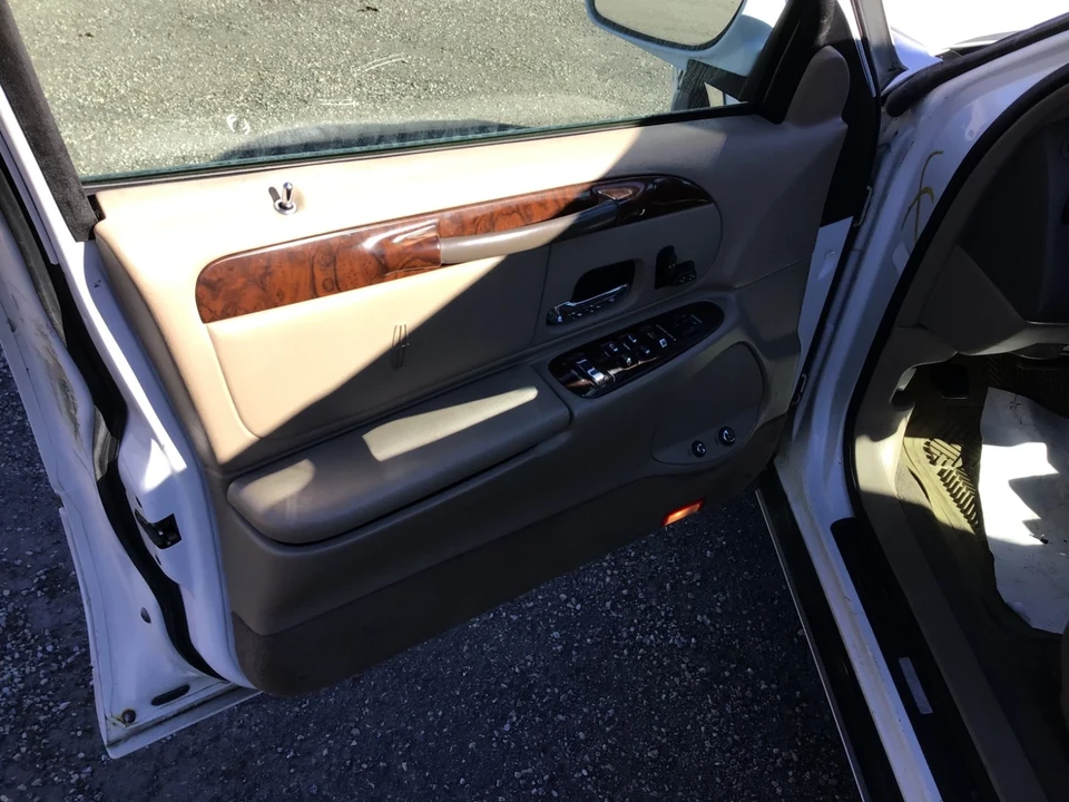 1999 Lincoln Town Car - Image 9 of 21