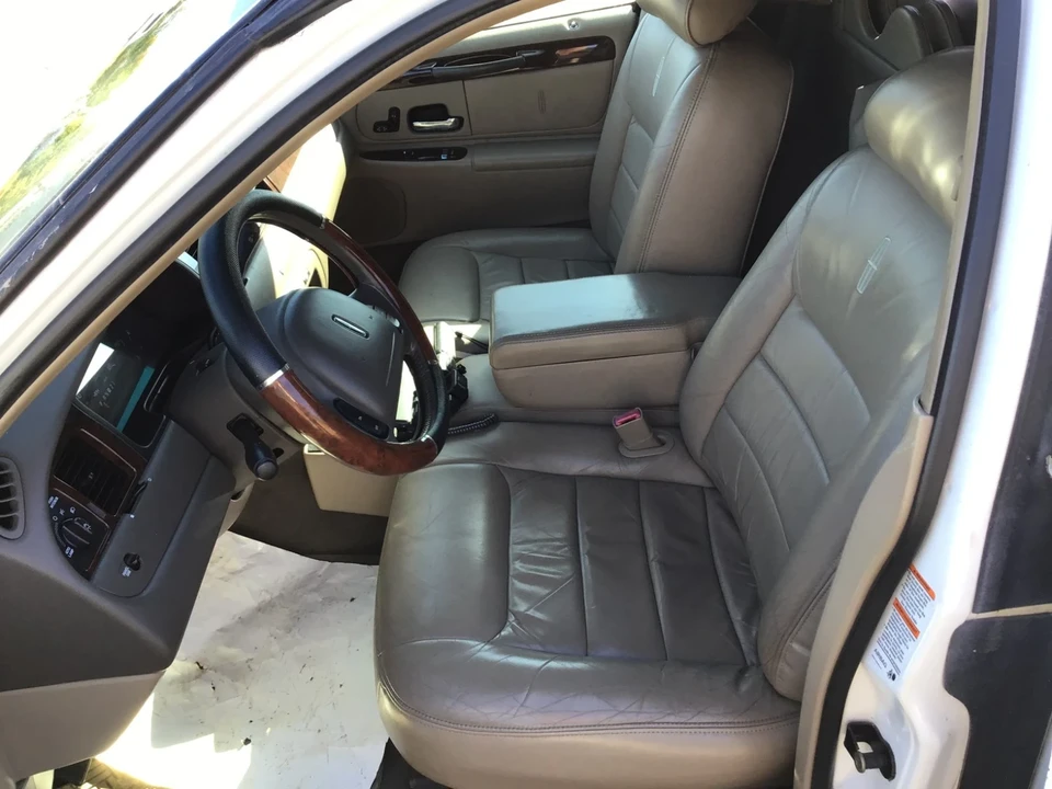 1999 Lincoln Town Car - Image 18 of 21