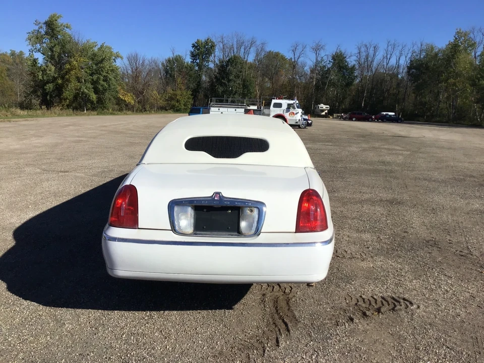 1999 Lincoln Town Car - Image 3 of 21