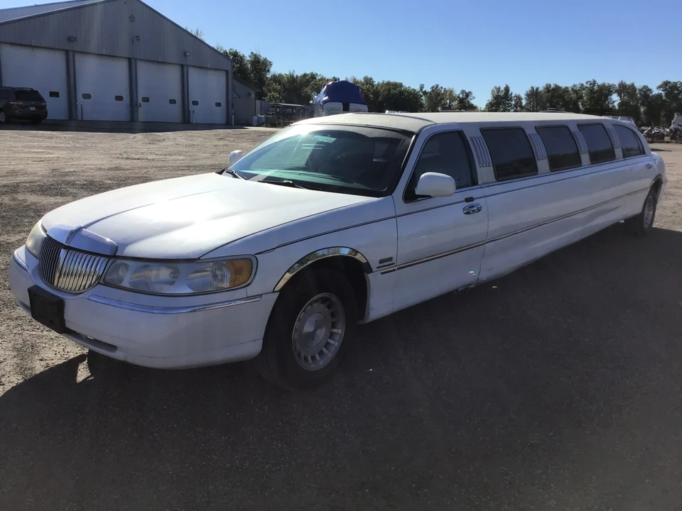 1999 Lincoln Town Car - Image 8 of 21