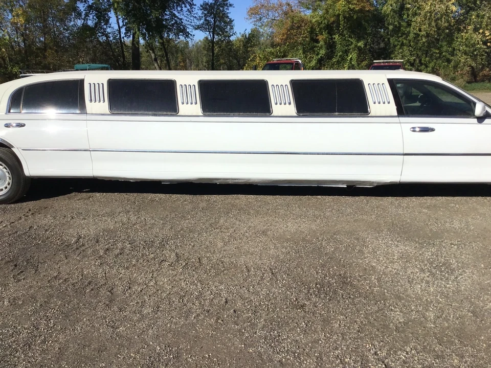 1999 Lincoln Town Car - Image 2 of 21
