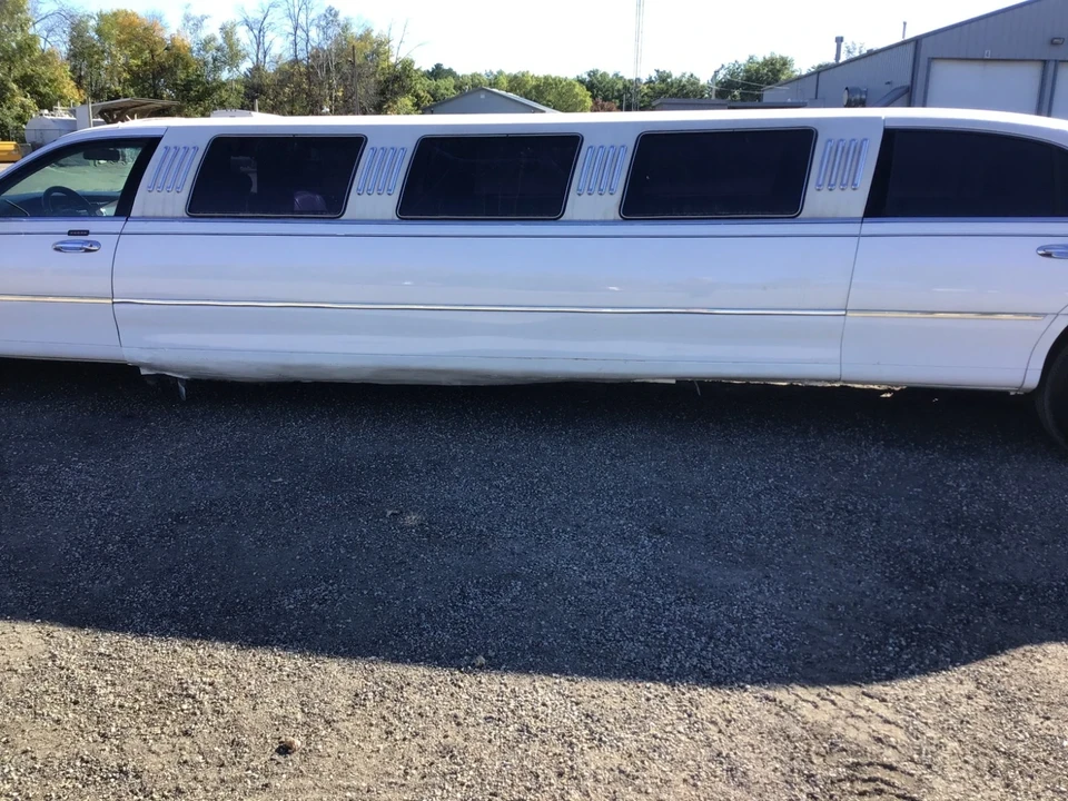 1999 Lincoln Town Car - Image 7 of 21