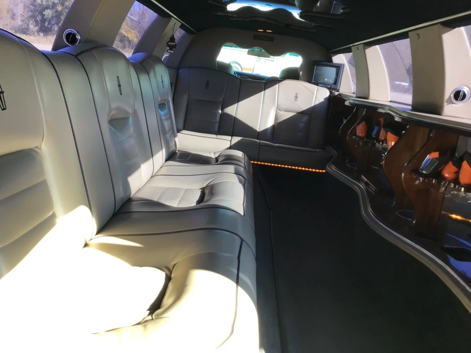 1999 Lincoln Town Car - Image 11 of 21