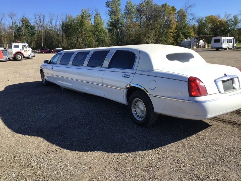 1999 Lincoln Town Car - Image 5 of 21
