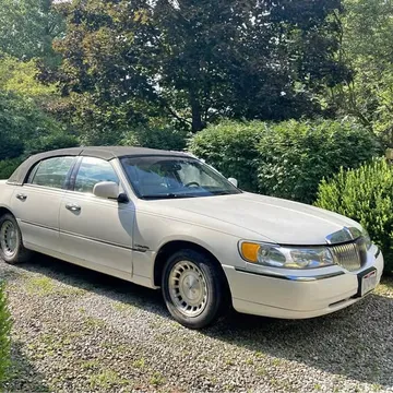 1999 Lincoln Town Car Executive Sedan 4D
