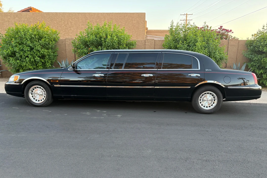 1999 Lincoln Town Car - Image 3 of 31