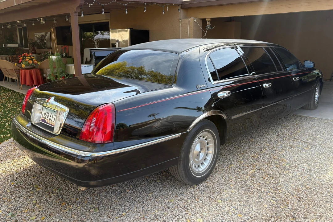 1999 Lincoln Town Car - Image 4 of 31