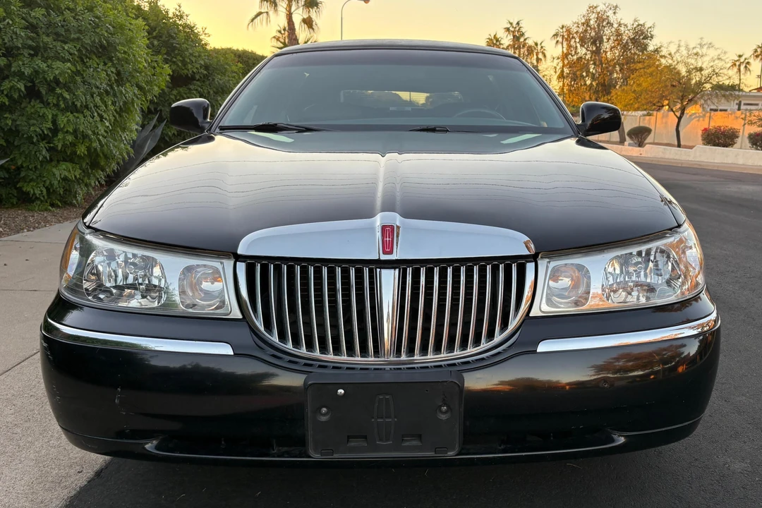 1999 Lincoln Town Car - Image 2 of 31