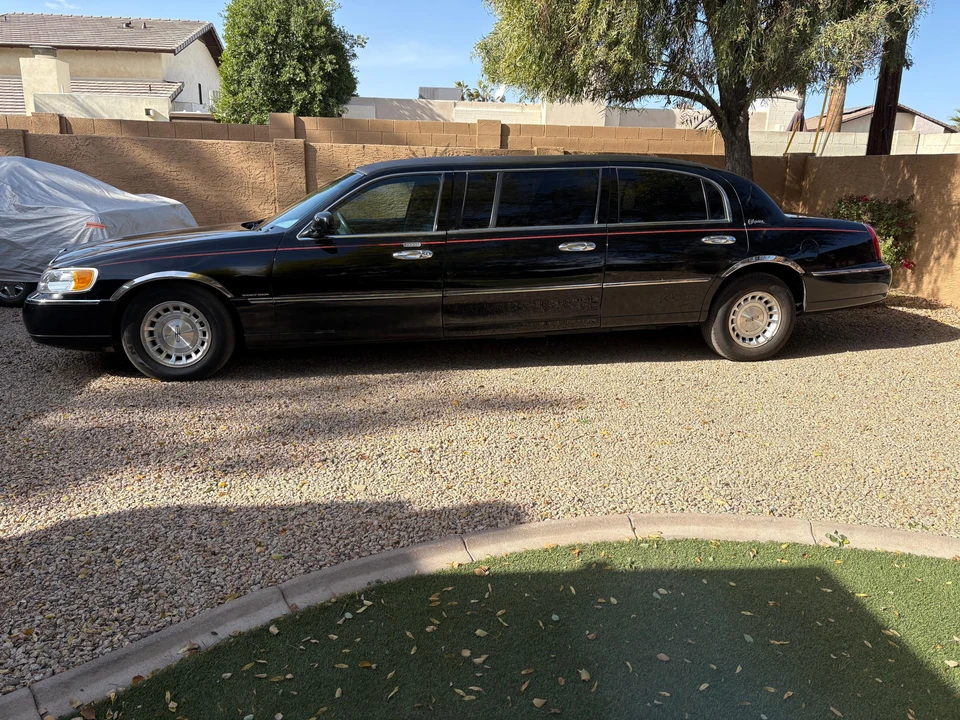 1999 Lincoln Town Car - Image 8 of 31