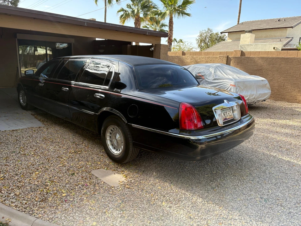 1999 Lincoln Town Car - Image 10 of 31