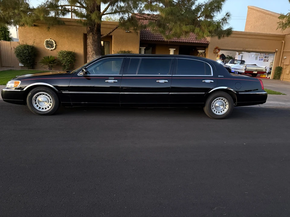 1999 Lincoln Town Car - Image 9 of 31