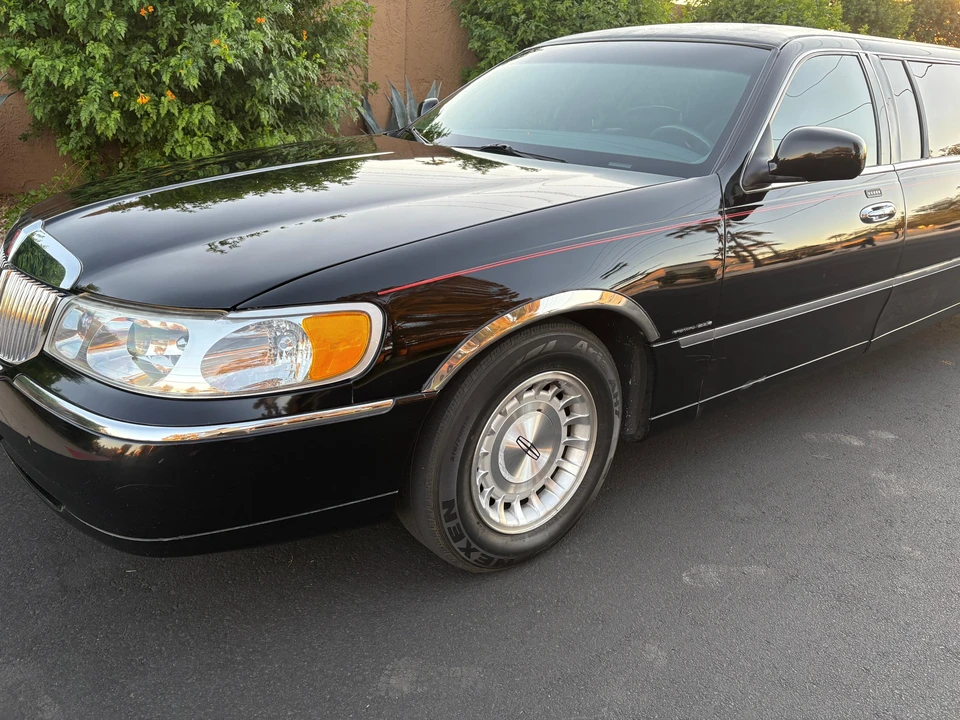 1999 Lincoln Town Car - Image 14 of 31