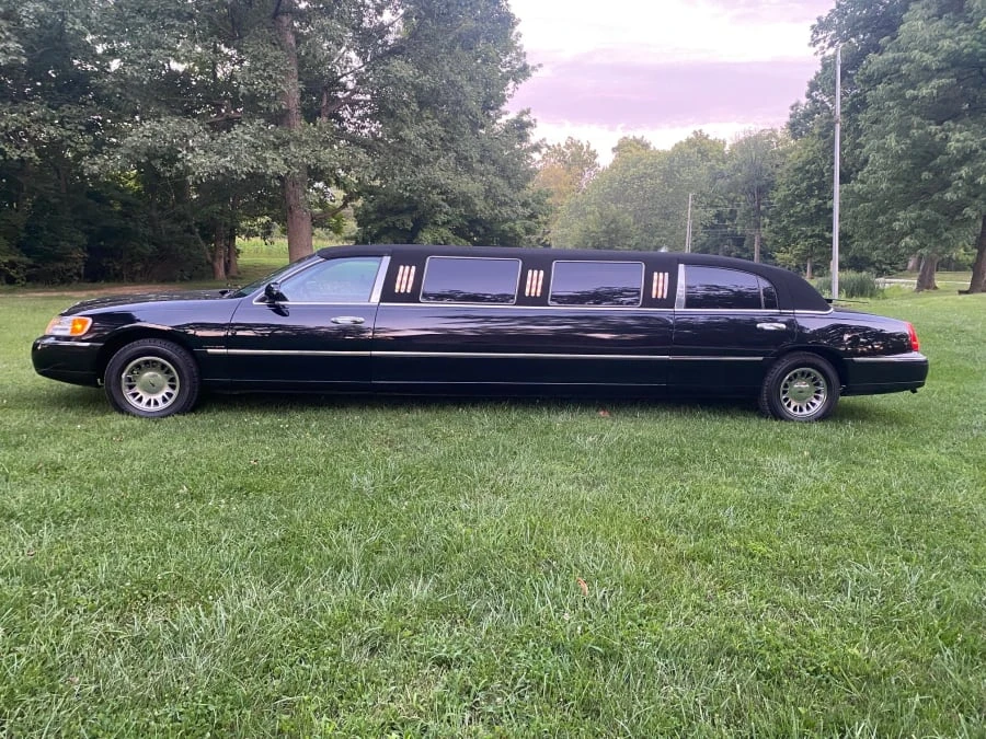 1999 Lincoln Town Car - Image 2 of 15