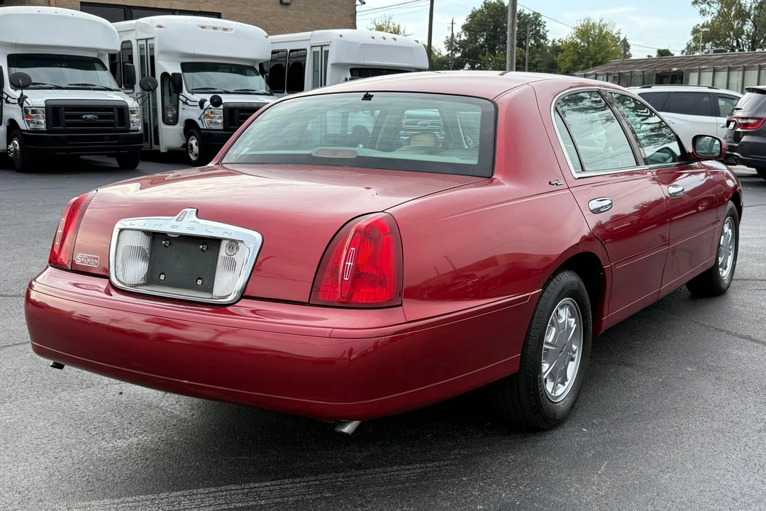1999 Lincoln Town Car - Image 4 of 31