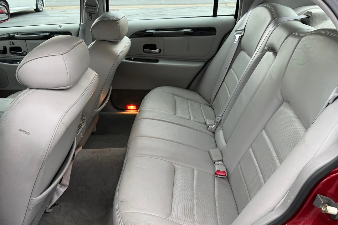 1999 Lincoln Town Car - Image 16 of 31