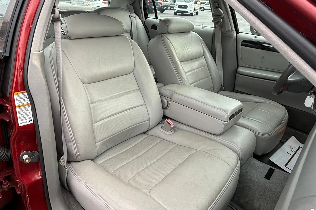 1999 Lincoln Town Car - Image 15 of 31