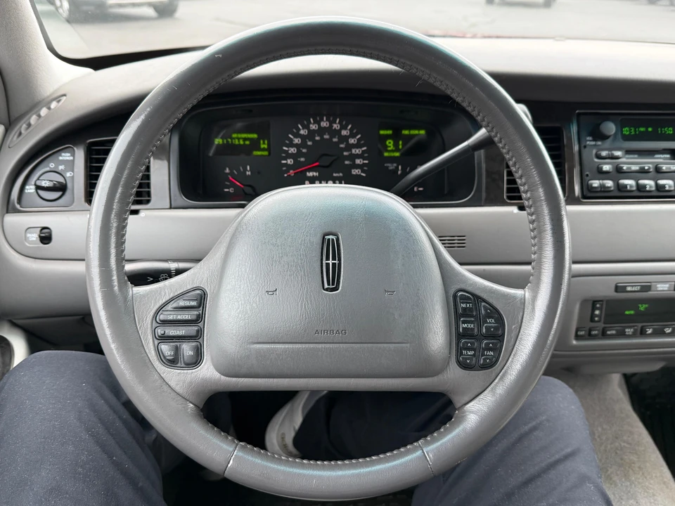 1999 Lincoln Town Car - Image 21 of 31