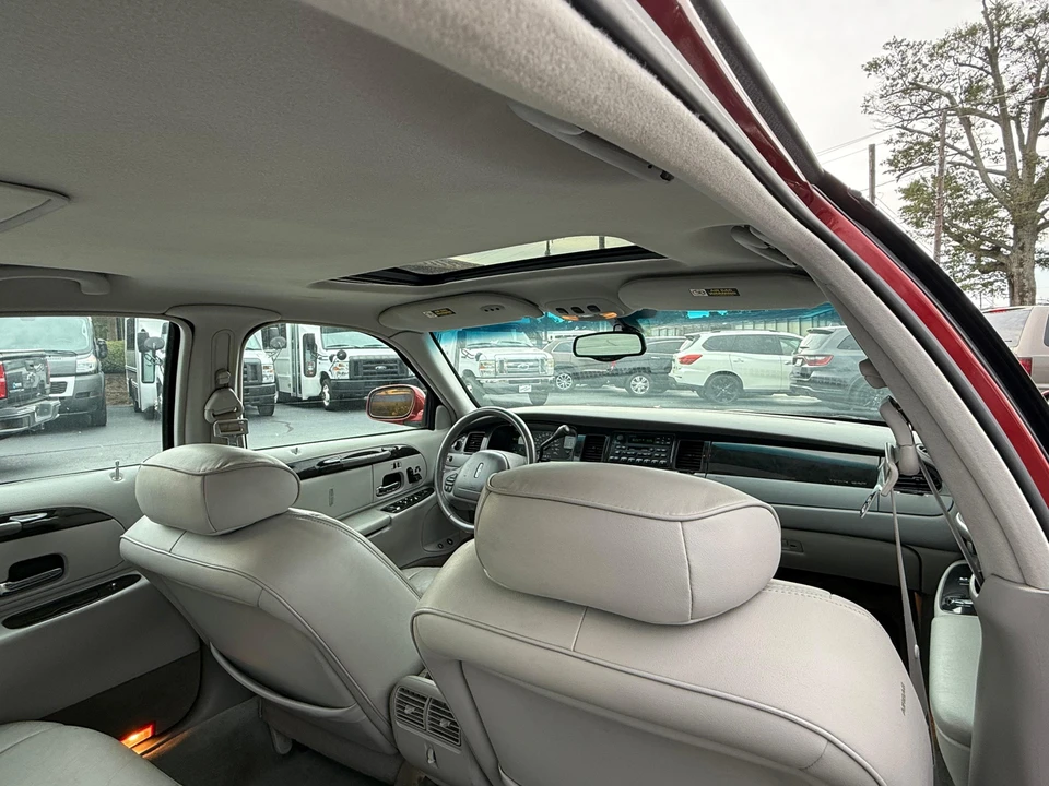 1999 Lincoln Town Car - Image 28 of 31