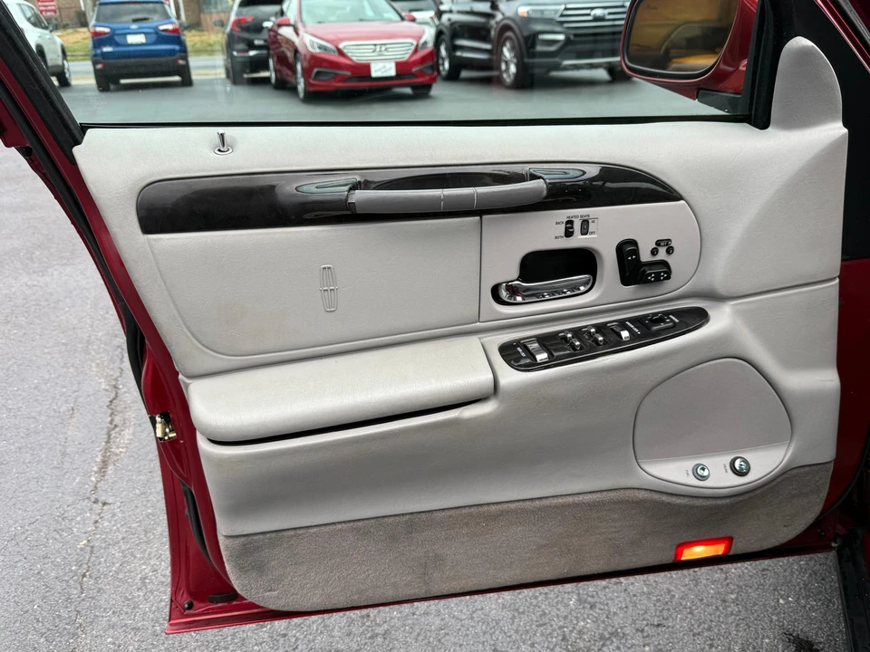 1999 Lincoln Town Car - Image 30 of 31