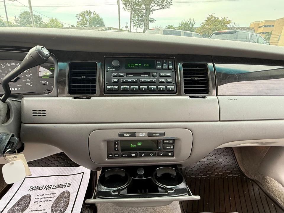 1999 Lincoln Town Car - Image 23 of 31
