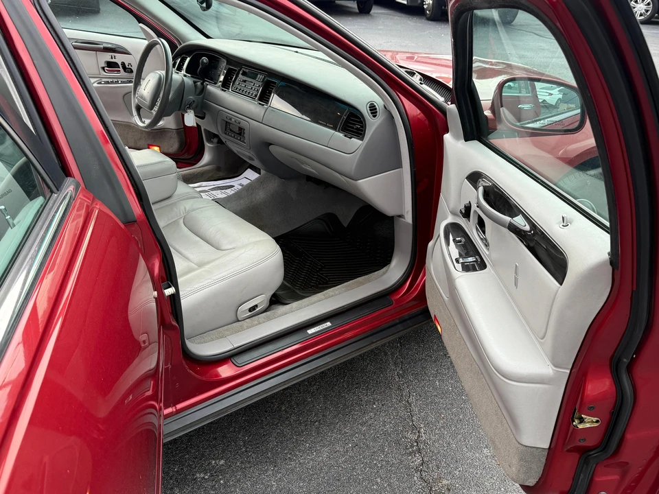 1999 Lincoln Town Car - Image 25 of 31