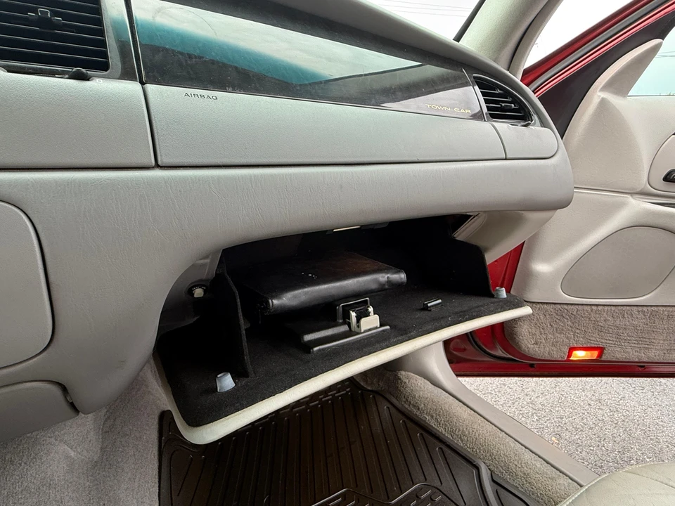 1999 Lincoln Town Car - Image 24 of 31