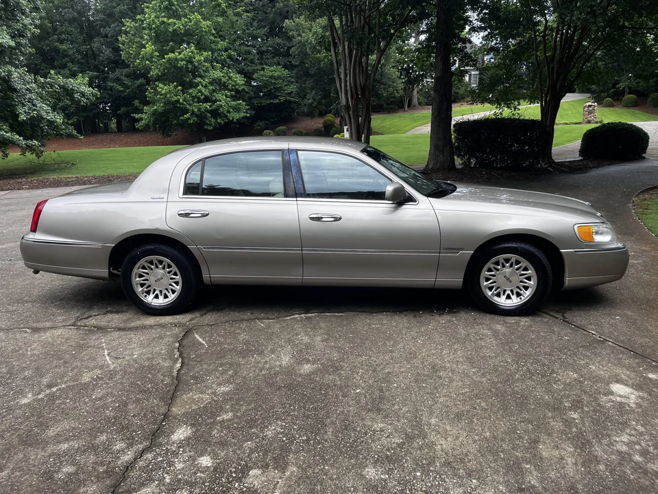 1999 Lincoln Town Car - Image 14 of 31