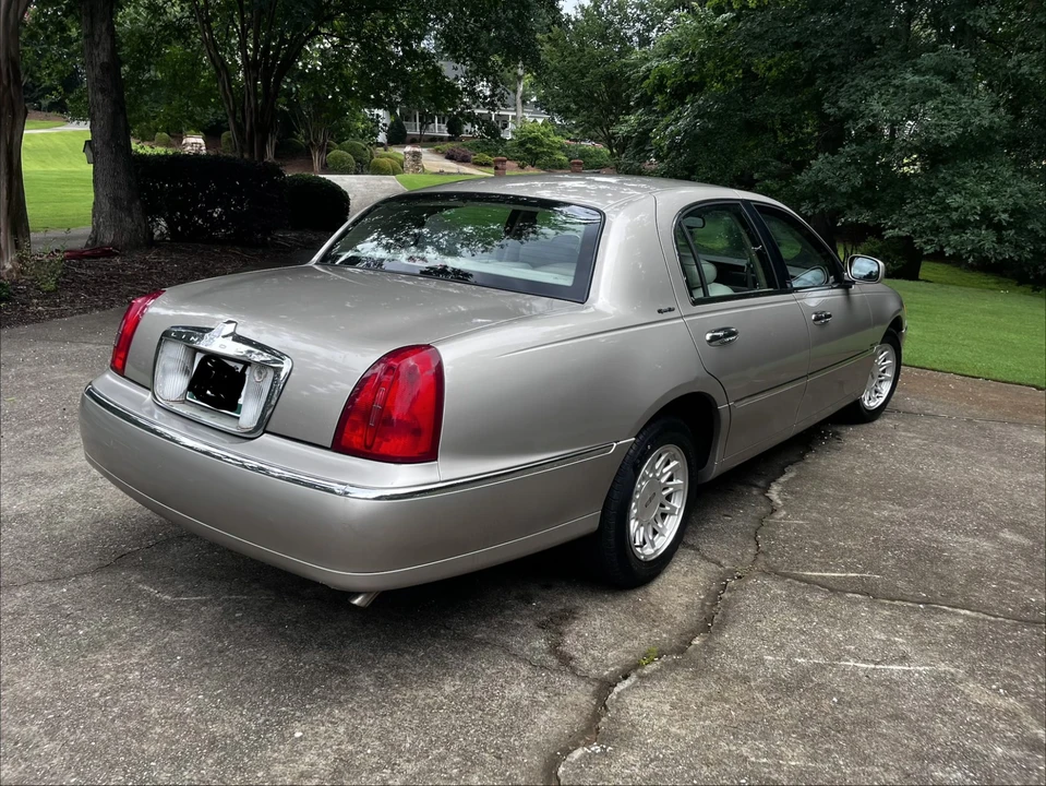 1999 Lincoln Town Car - Image 13 of 31