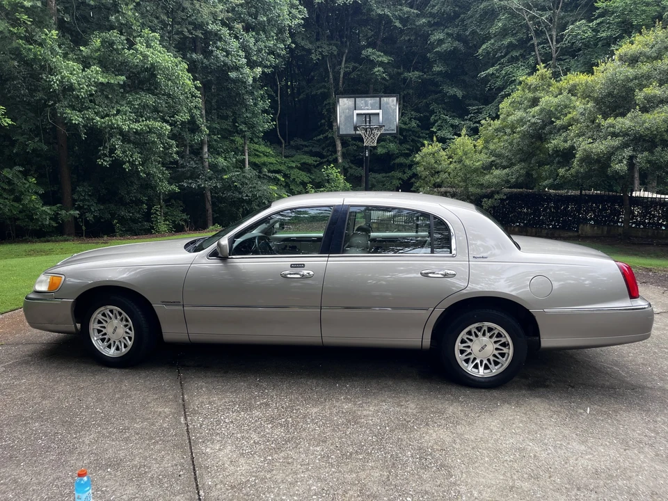 1999 Lincoln Town Car - Image 5 of 31