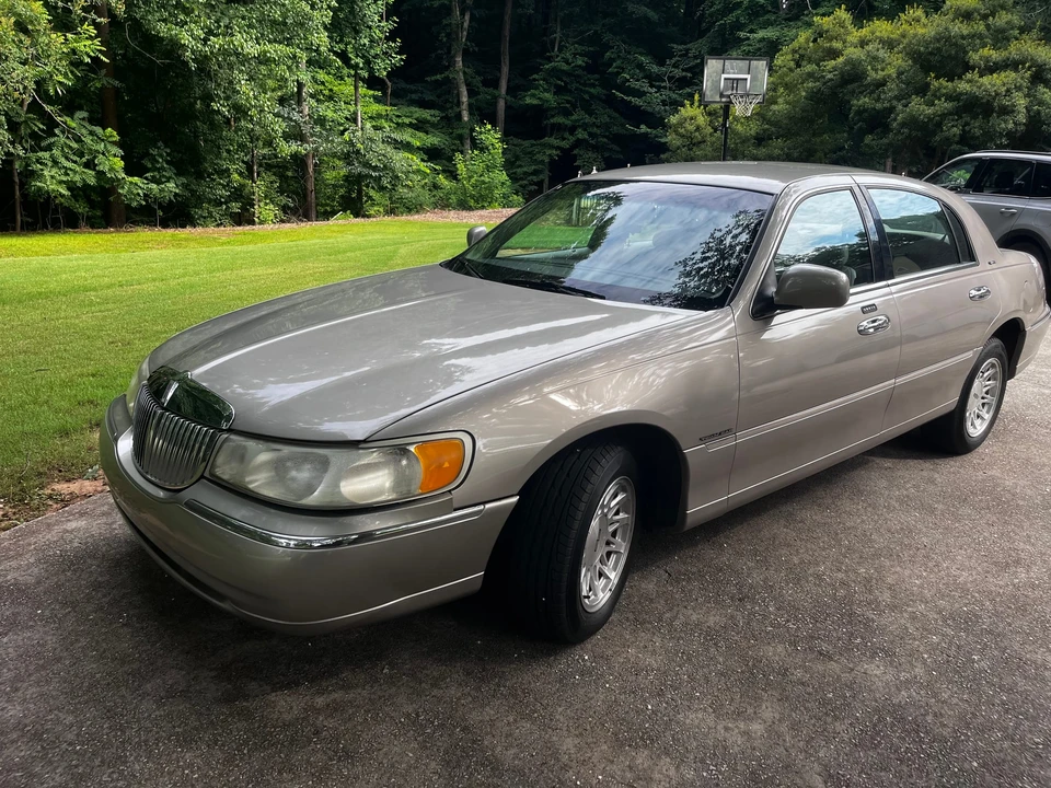 1999 Lincoln Town Car - Image 4 of 31