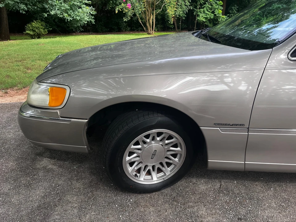 1999 Lincoln Town Car - Image 17 of 31