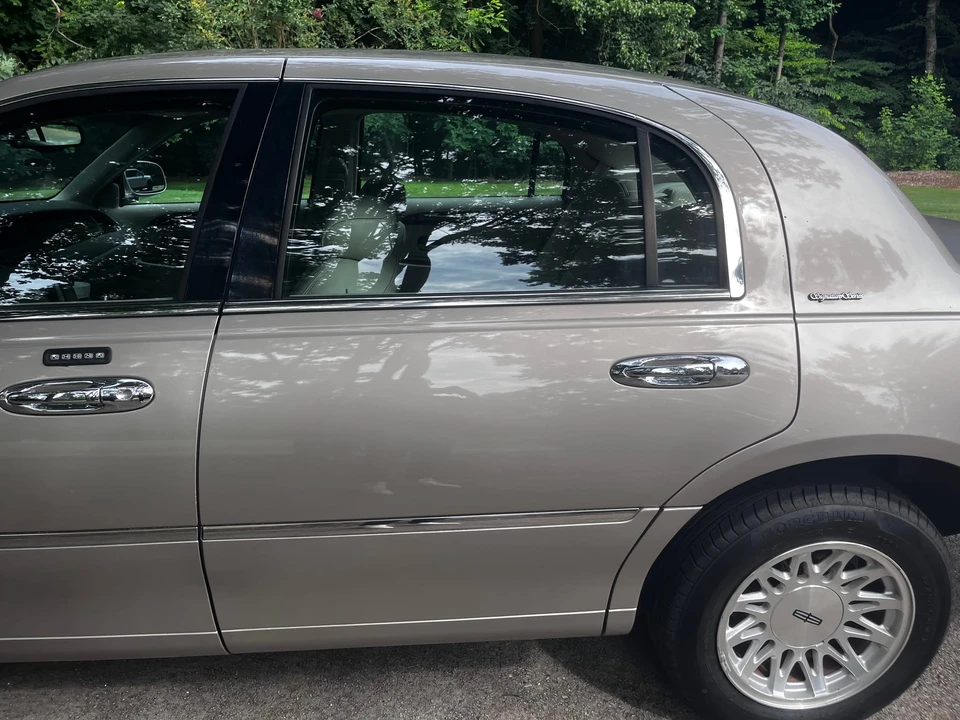 1999 Lincoln Town Car - Image 21 of 31