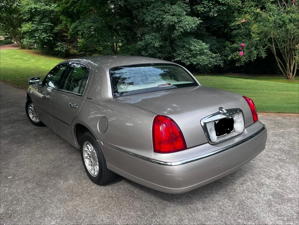 1999 Lincoln Town Car - Image 8 of 31