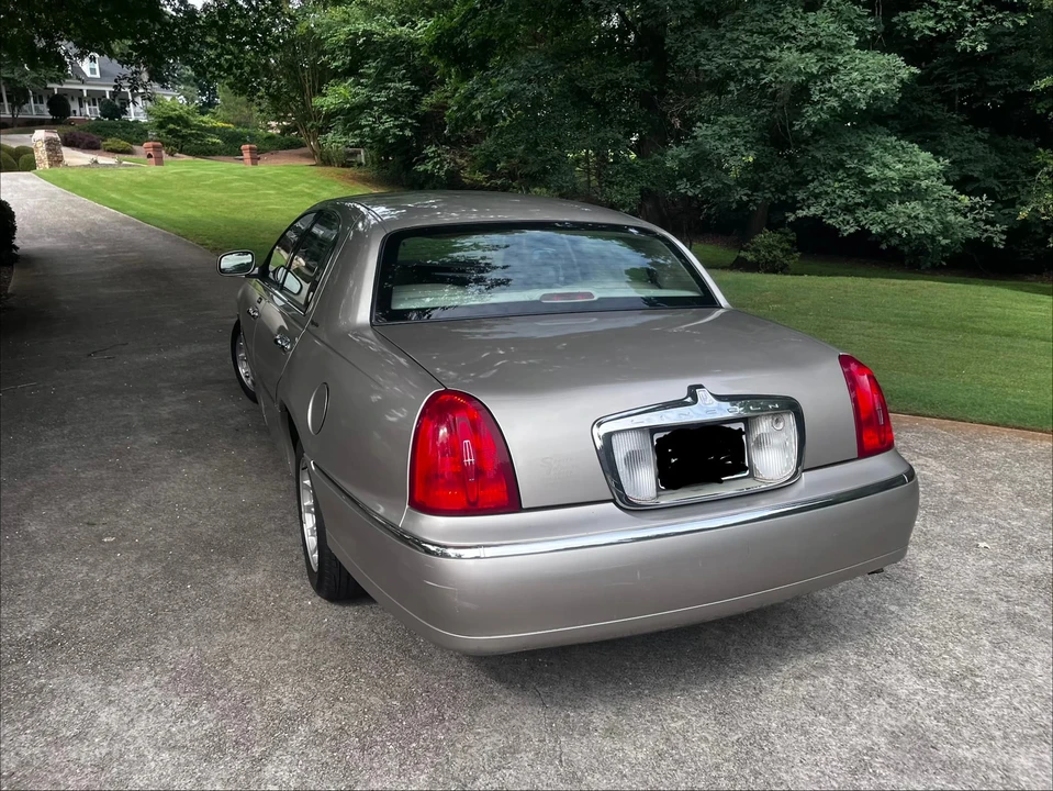 1999 Lincoln Town Car - Image 9 of 31