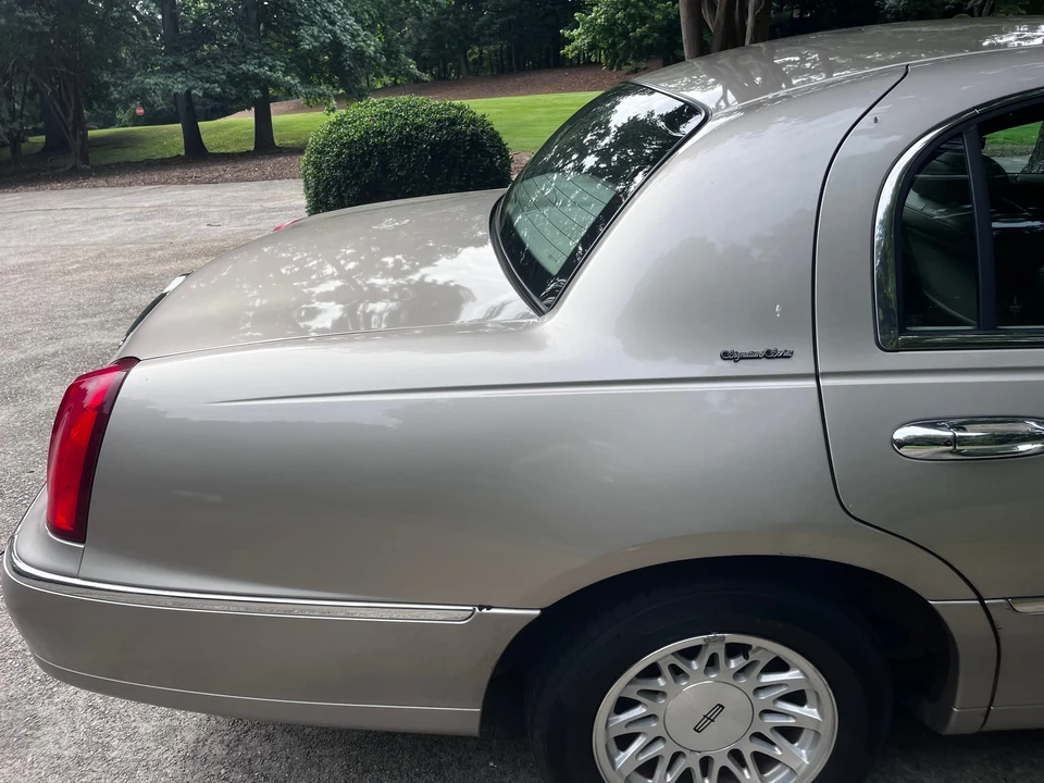 1999 Lincoln Town Car - Image 19 of 31