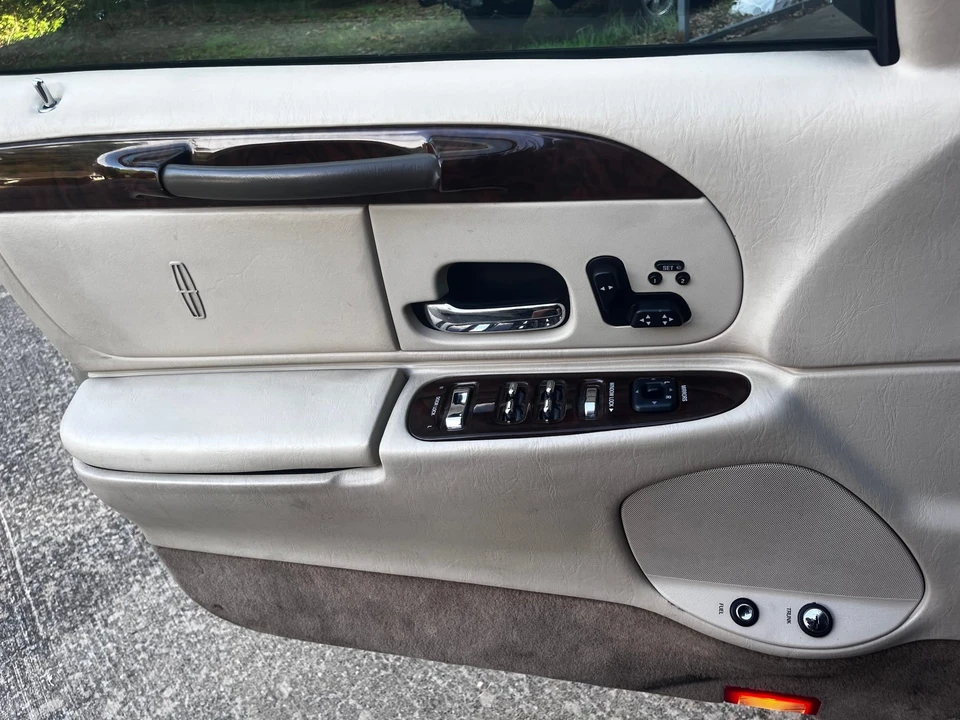 1999 Lincoln Town Car - Image 30 of 31