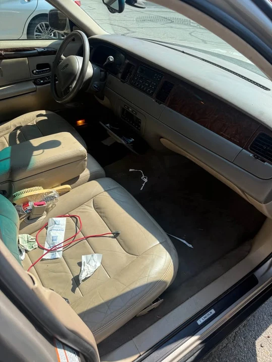 1999 Lincoln Town Car - Image 2 of 6