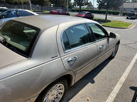 1999 Lincoln Town Car Signature Sedan 4D