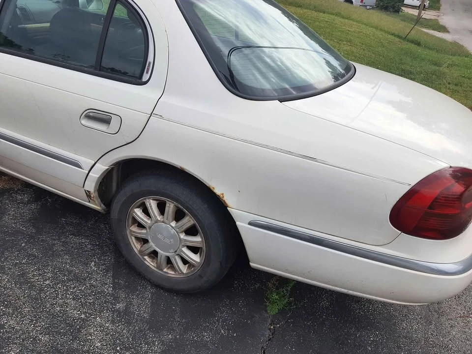 1999 Lincoln Continental 9th Gen - Image 2 of 12