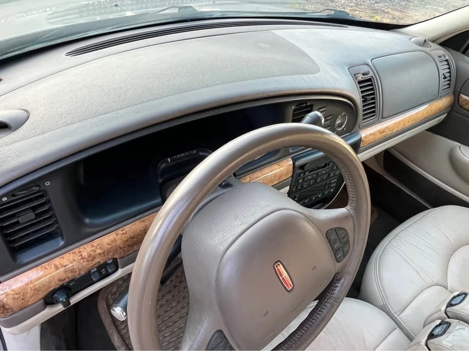 1999 Lincoln Continental 9th Gen - Image 11 of 17