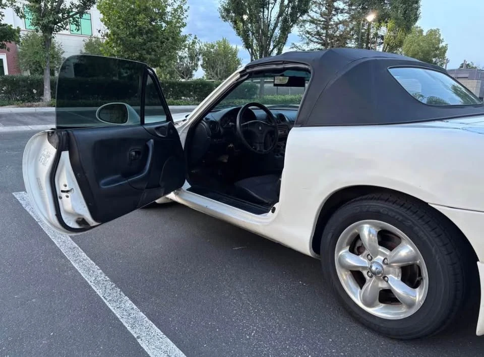 1999 Mazda NB MX-5 Miata - Image 9 of 17