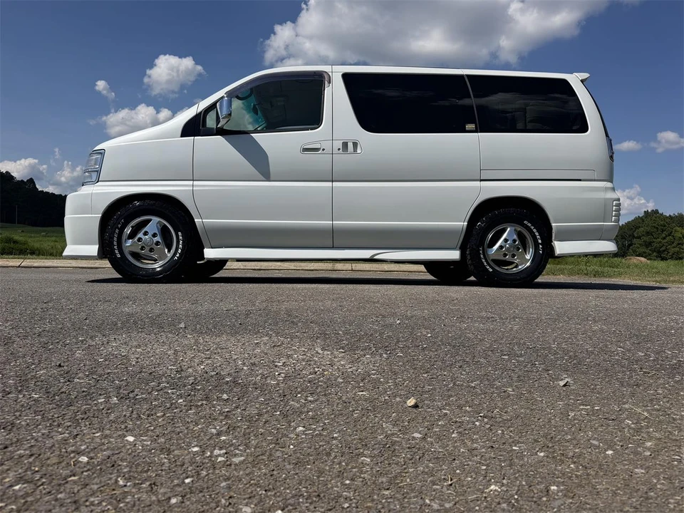 1999 Nissan Elgrand 1st Gen - Image 13 of 31