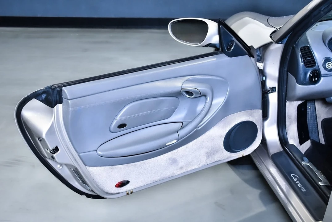 1999 Porsche 996 Carrera - Image 28 of 31