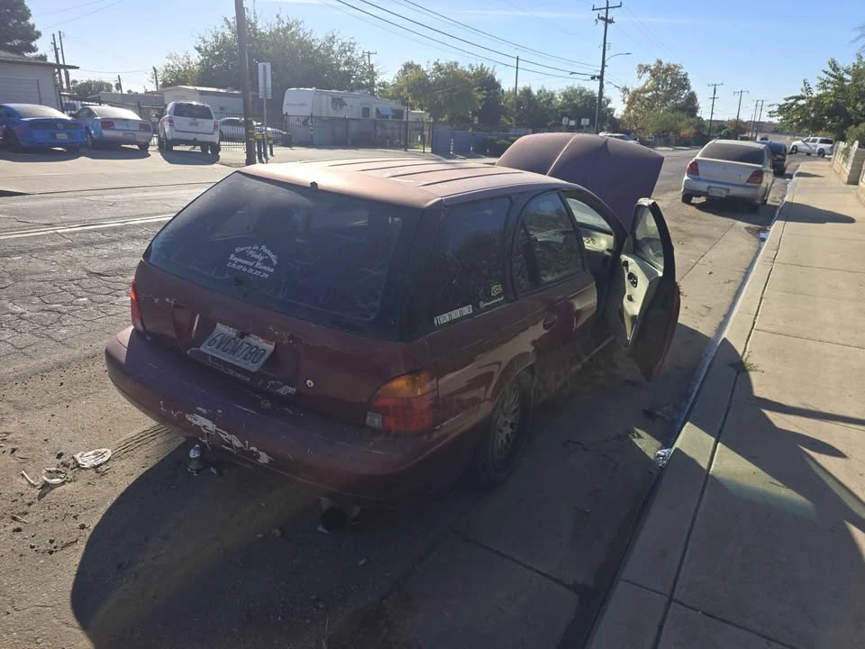 1999 Saturn - Image 3 of 4