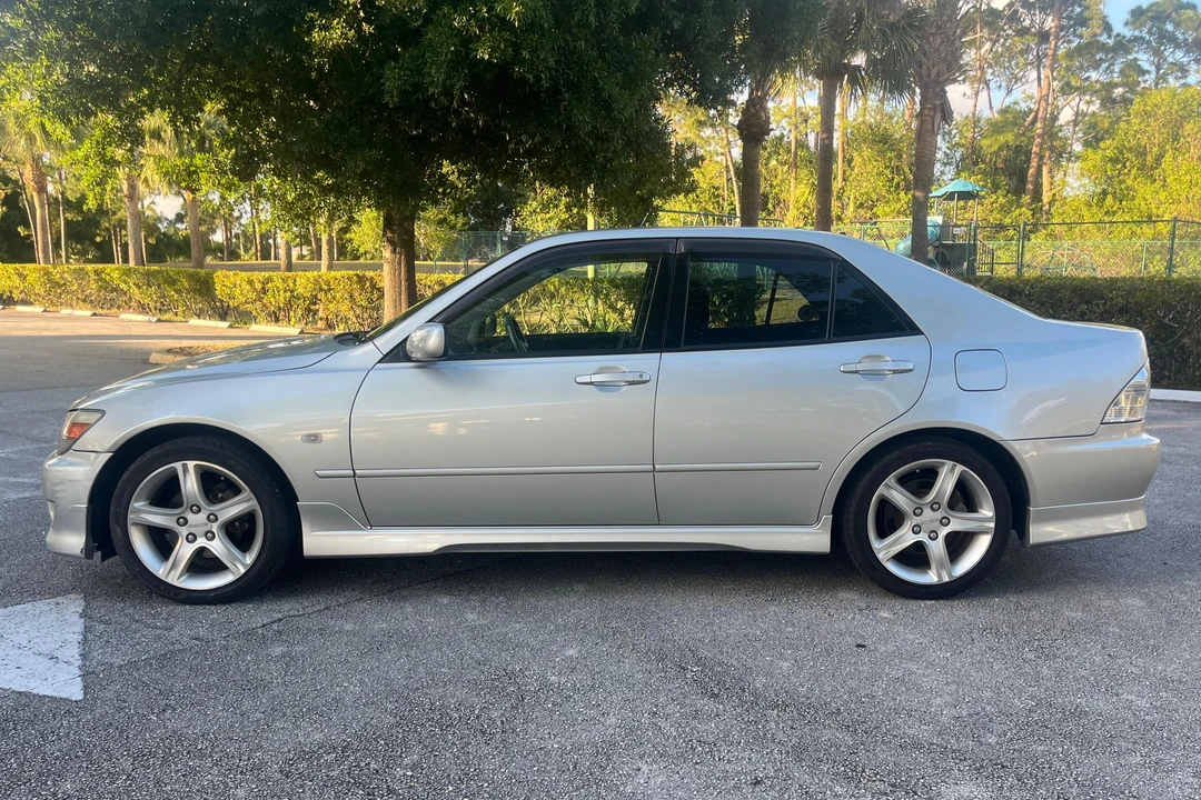 1999 Toyota - Image 3 of 31
