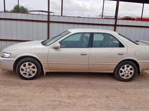 1999 Toyota Camry DX Sedan 4D