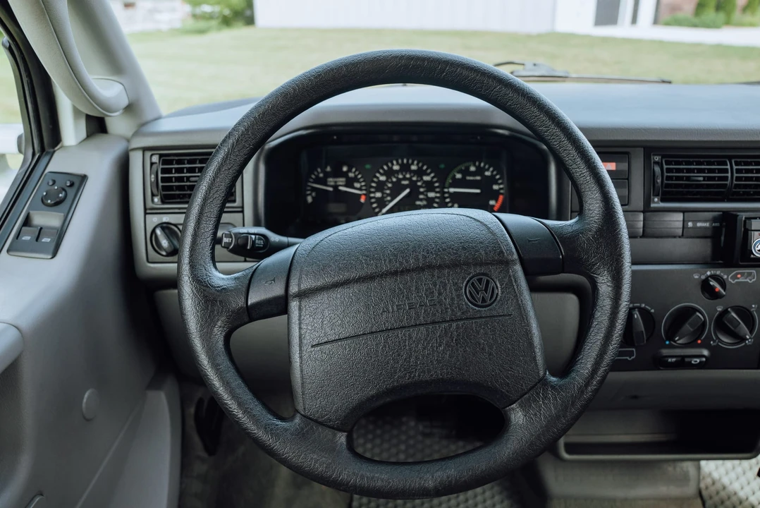 1999 Volkswagen EuroVan - Image 28 of 31