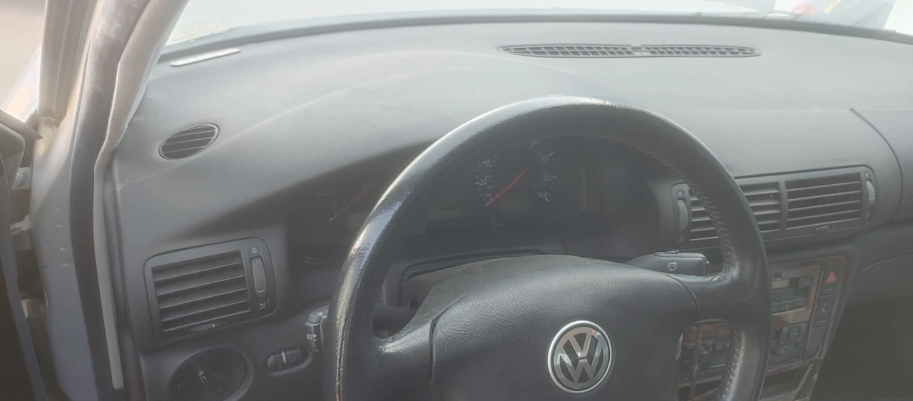 1999 Volkswagen Passat - Image 2 of 13
